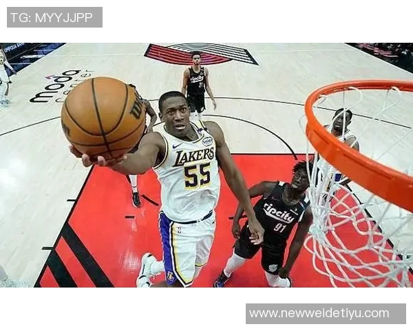 里德替补表现平平15投6中贡献15分7篮板1盖帽三分球命中率不佳